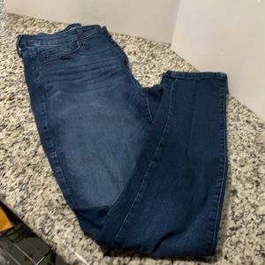 Universal thread : skinny : 12/31 L